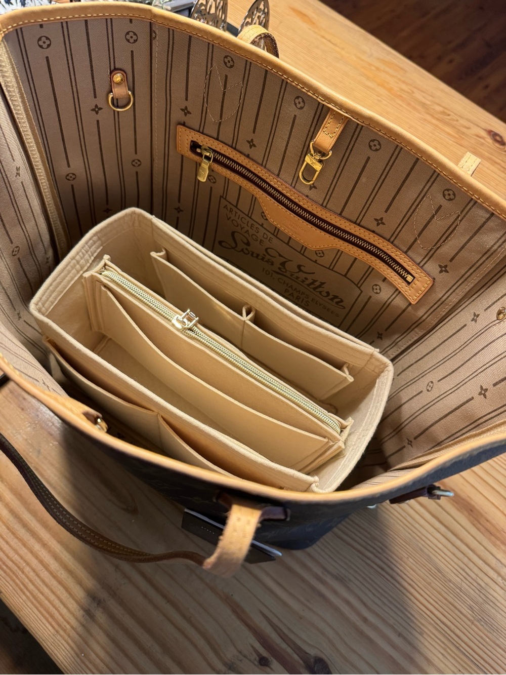 Louis Vuitton Monogram Neverfull MM - Picture 9 of 16
